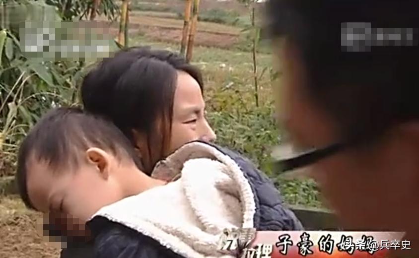 2岁幼童右眼流泪,2岁小孩眼睛哭出血