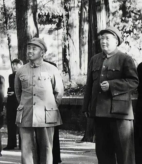 52年毛主席游孔庙，对旁人打趣地说道：我考考你们，孔子姓什么？