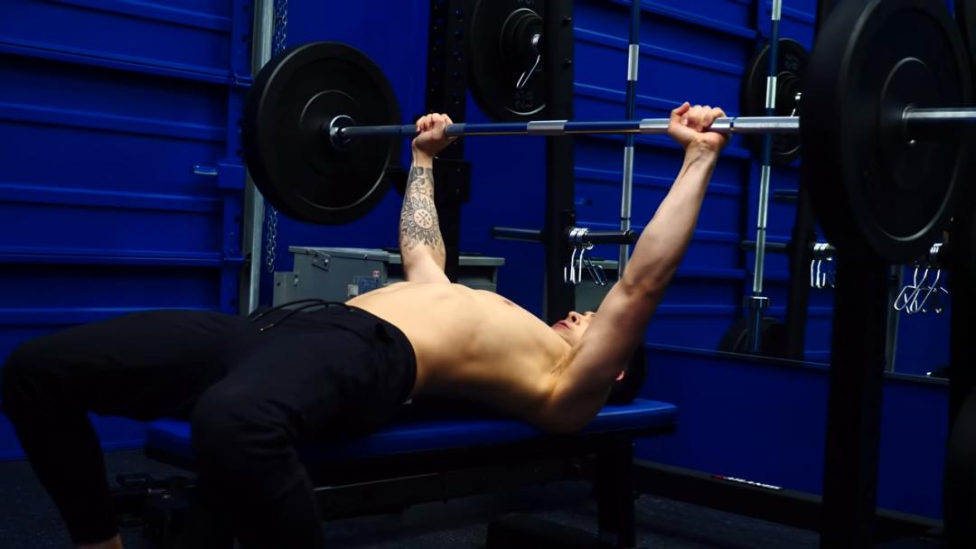 卧推200kg被砸,小伙卧推失误被锁喉过程揪心