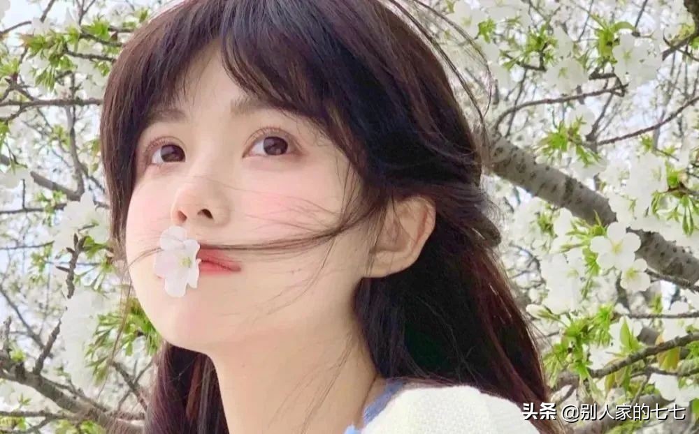 异性相处一旦女人喜欢你五种表现,异性聊天女人对你动情了会做什么