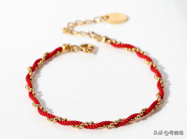 女子脚踝系红绳啥意思,女生脚踝上系的红绳有什么说法么