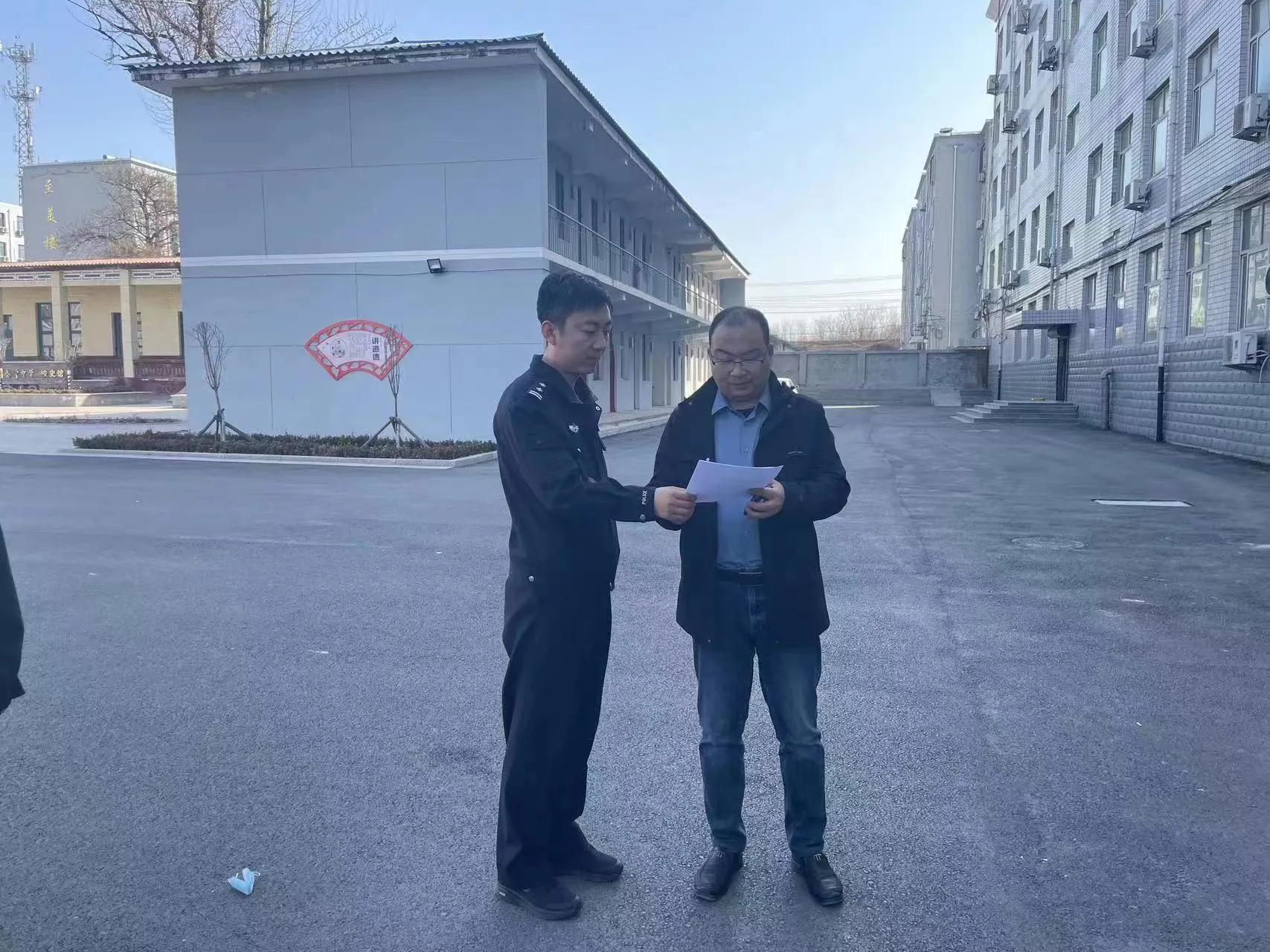 小学生拾金不昧获警察叔叔表扬,学生拾金不昧获警察叔叔表扬视频