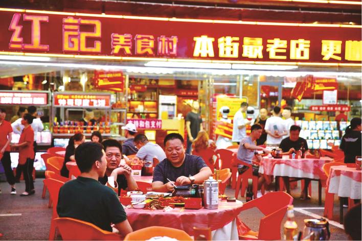 长沙县泉塘街道泉星美食街在环保“利剑”助推下，实现从污染严重地到夜宵示范街的华丽蜕变