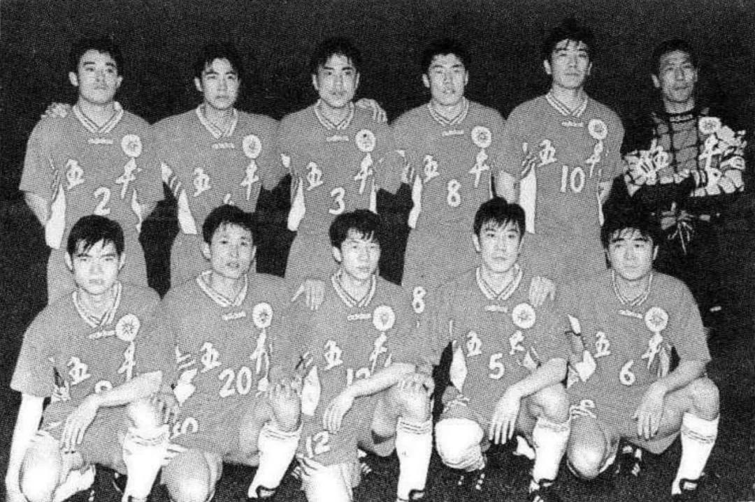 足球照片高清大图,原成都五牛足球队照片和名单