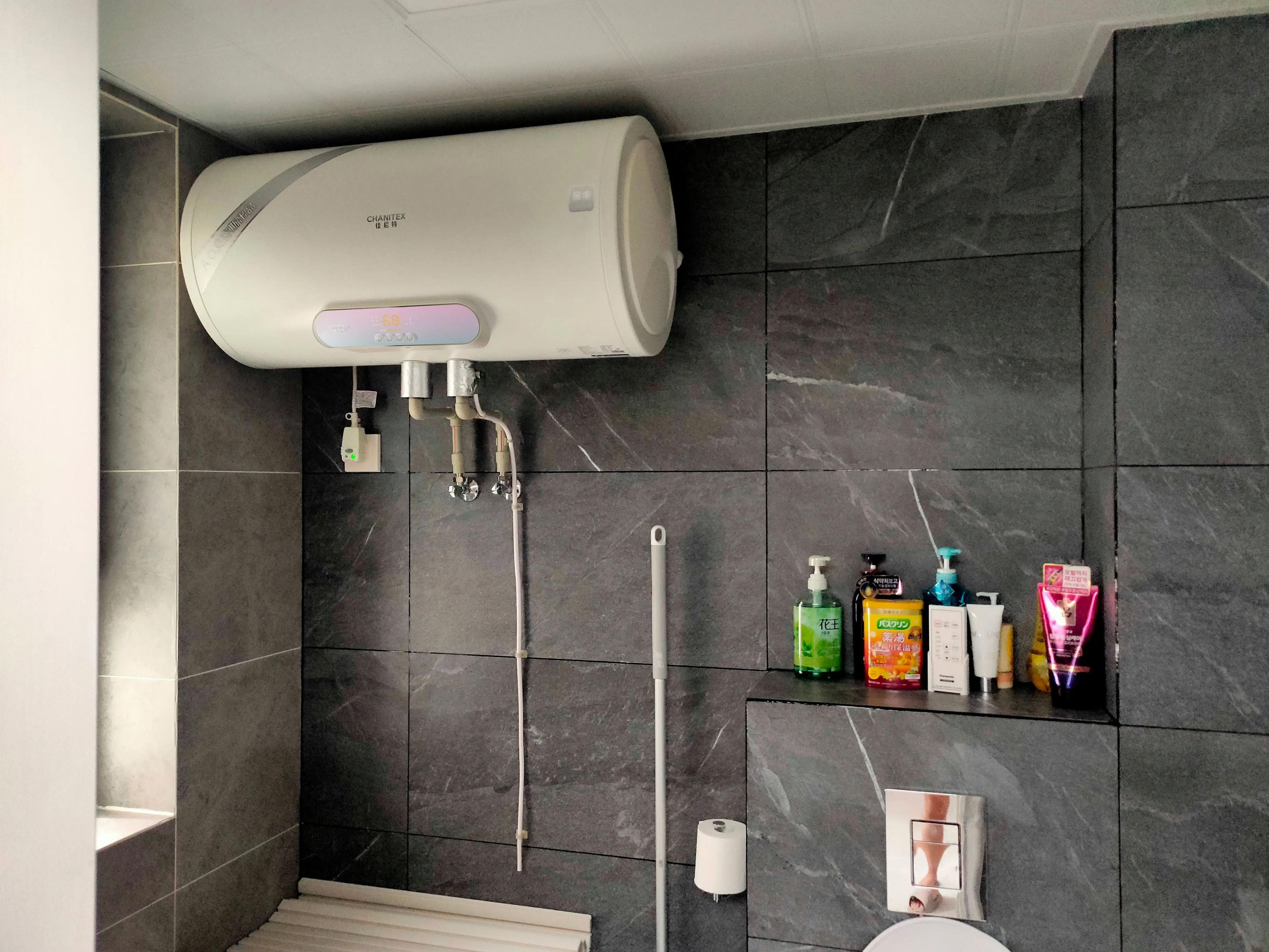 风能热水器与太阳能热水器哪个好,太阳能热水器电热水器燃气热水器