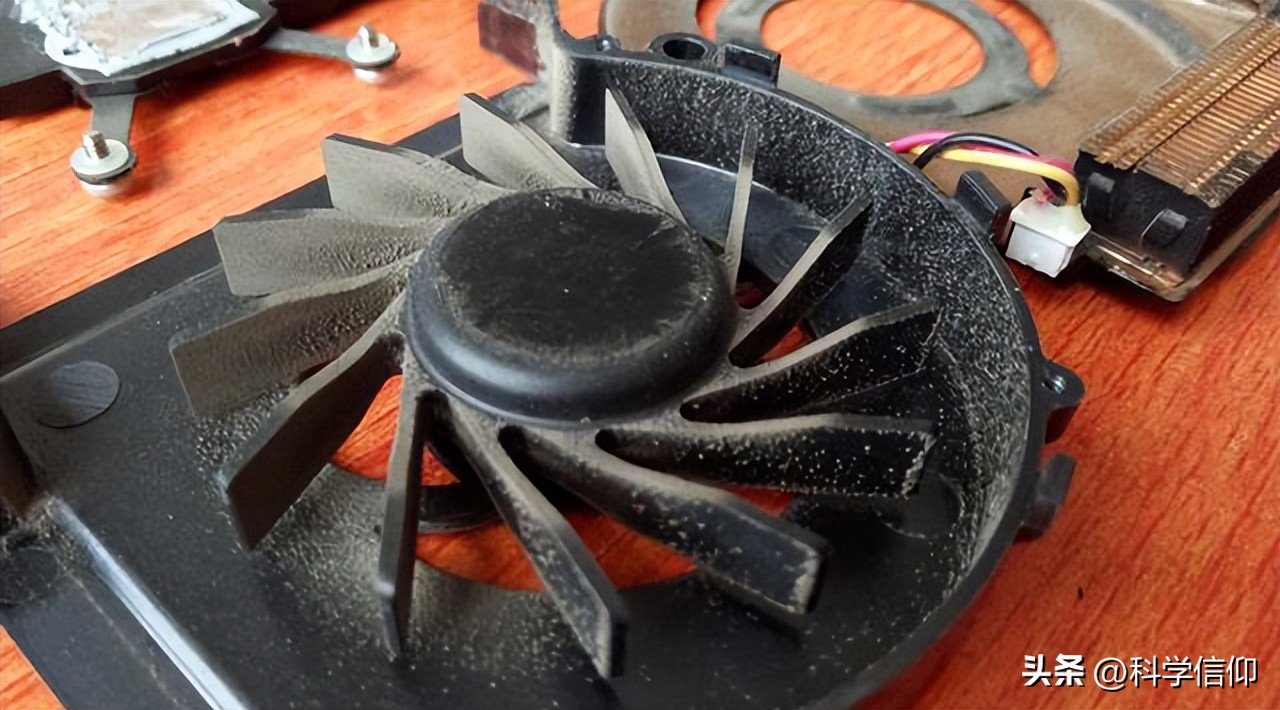 电脑机箱积灰尘可以用风扇吹么,机箱风扇清理灰尘电脑打不开了