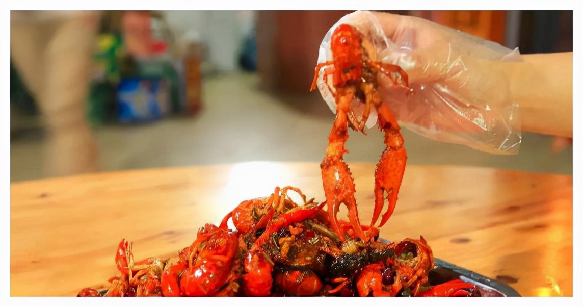 吃饭时手上的油怎么清洗掉无异味,剥虾手上腥味如何去除掉