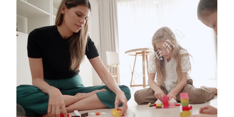 年年过生日女儿都迟到,今年我去接她,到门口后我愣了,默默离开