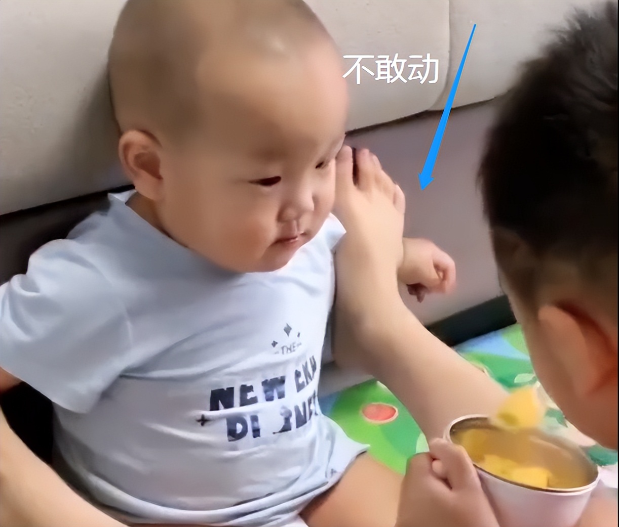 哥哥踩着弟弟胳膊喂饭,哥哥踩住弟弟的胳膊喂饭