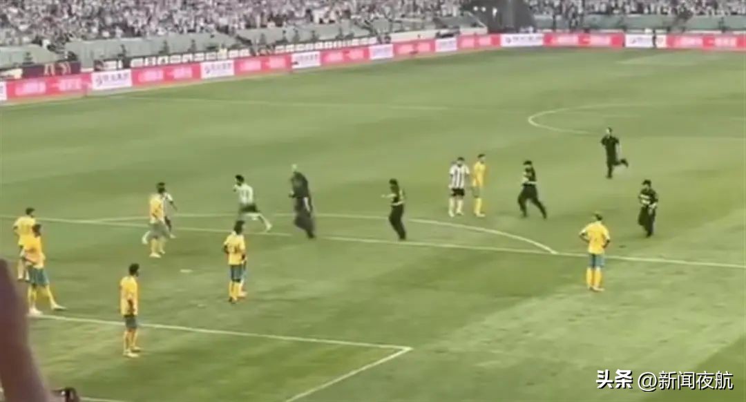 拥抱梅西小伙子笑着被抬走,欧冠梅西球迷冲进球场被抬走