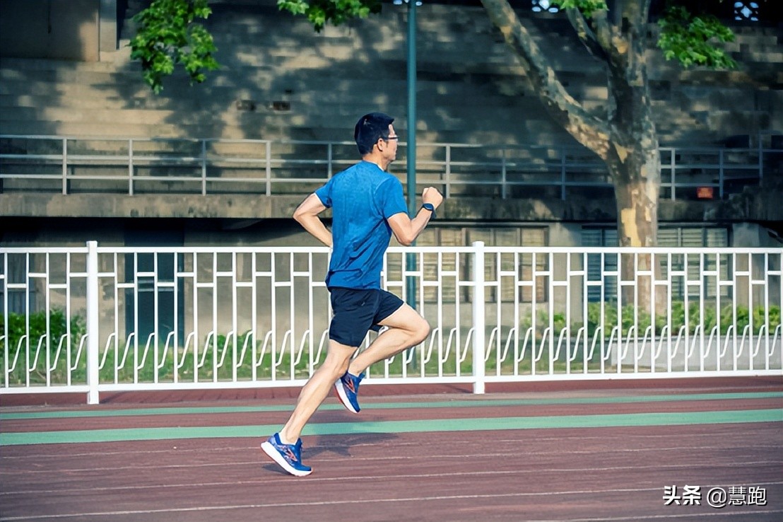 什么样的跑鞋能提高速度,适合日常跑步训练的跑鞋