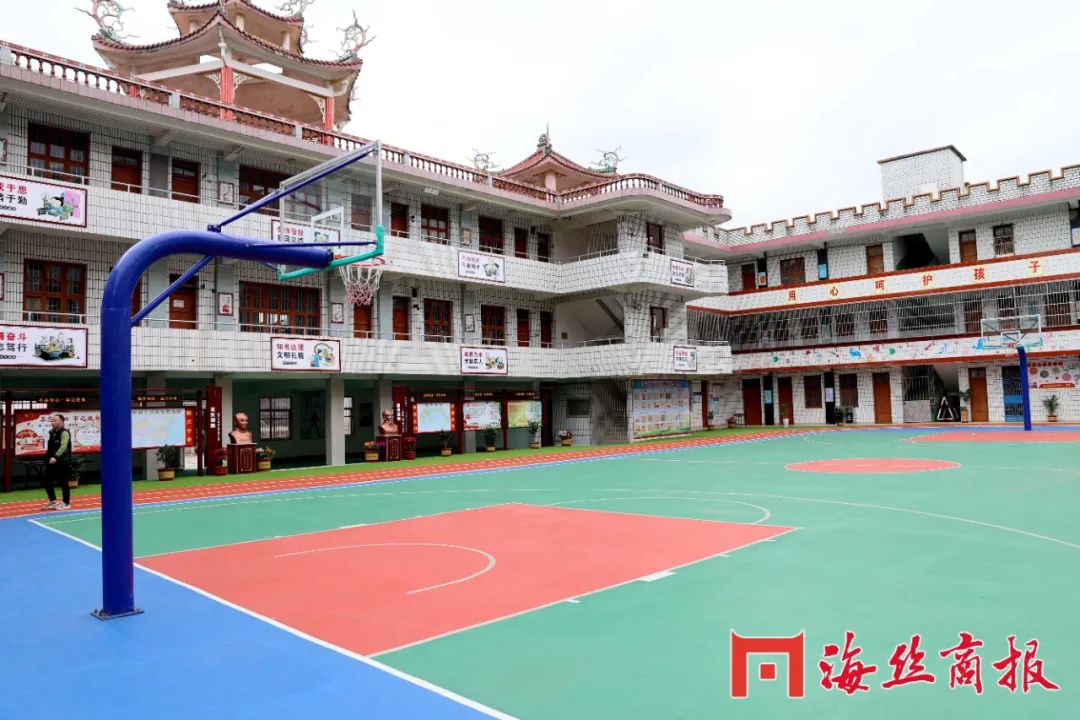 捐建希望小学善举,祝福乡贤为村民捐款