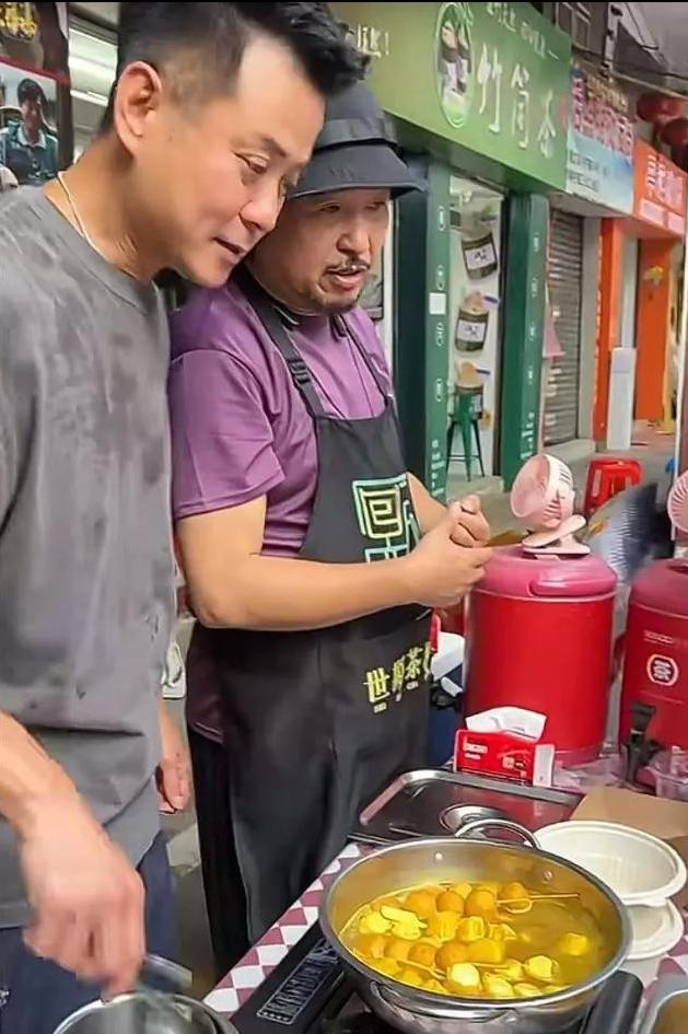 港星摆摊卖鱼蛋,两港星在大陆买鱼蛋