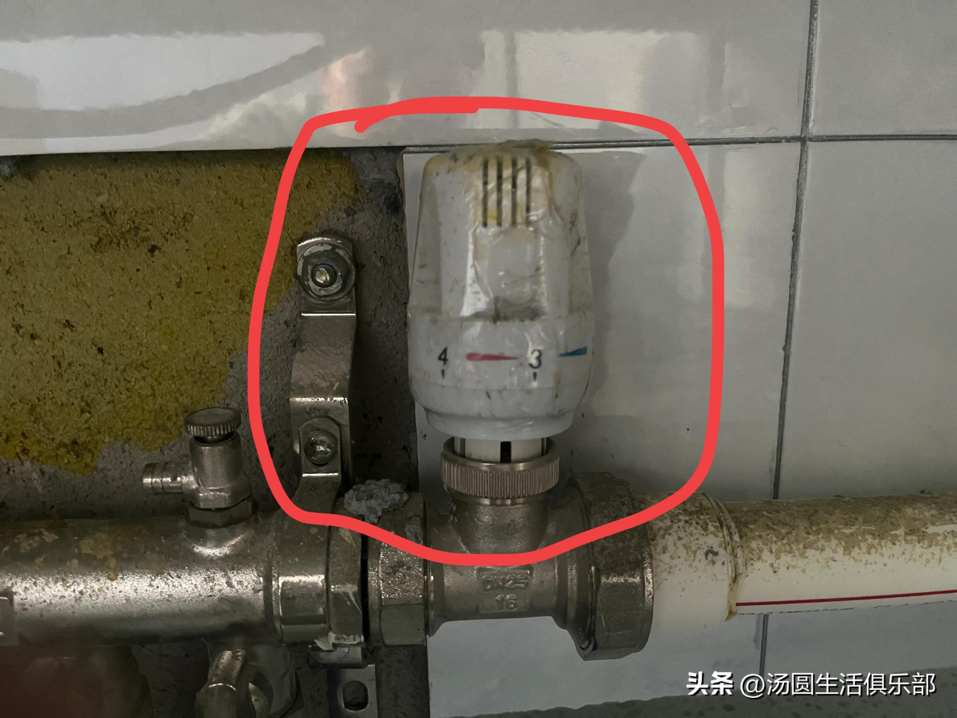 暖气不热回水管一直流着水可以吗,普通暖气回水不热只需一招