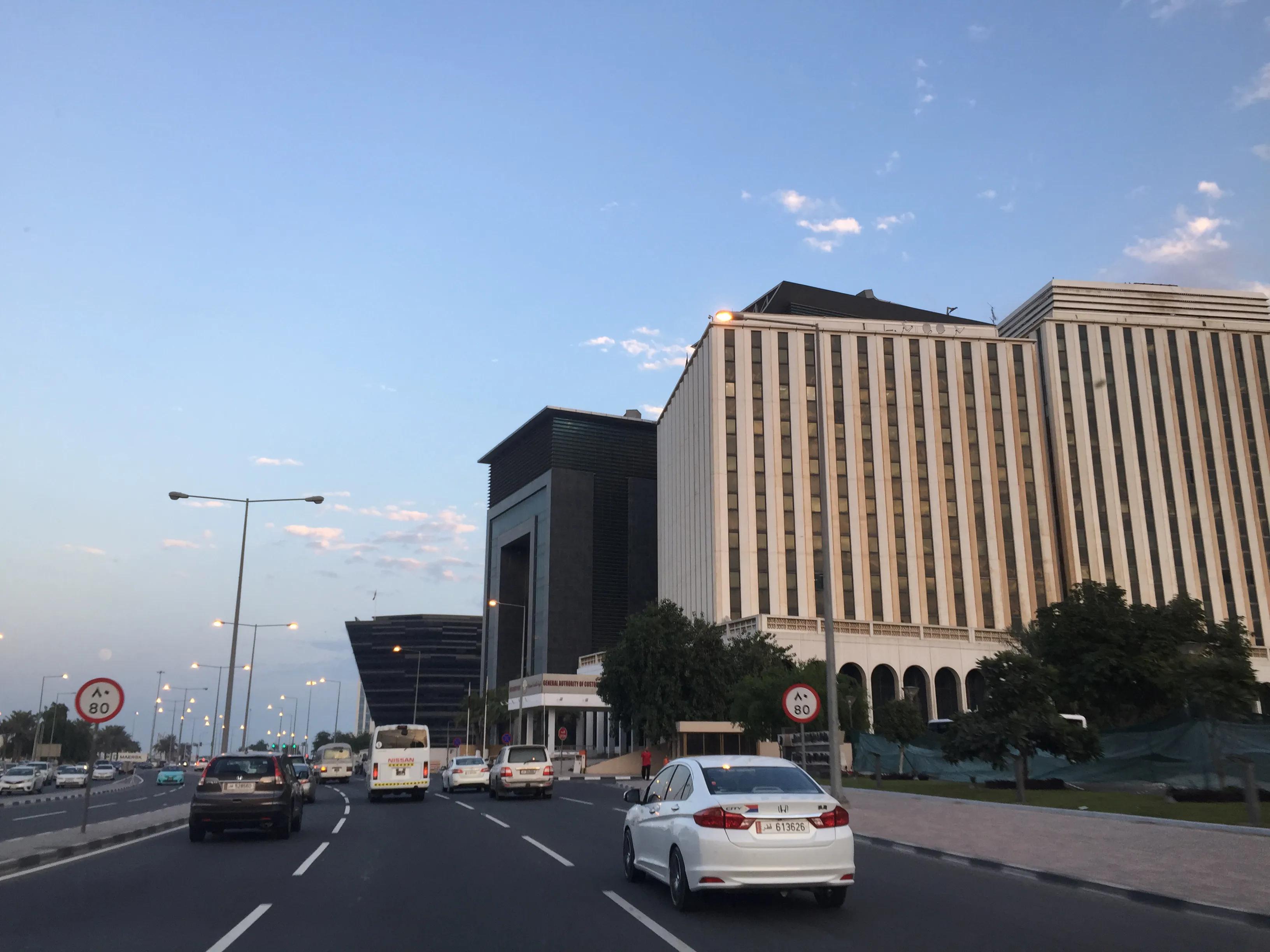 真实的卡塔尔长这样，一半沙漠一半海水