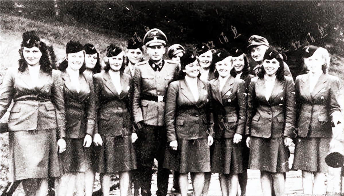 320名纳粹漂亮女兵：怕被苏军报复，狂欢后集体选择自杀