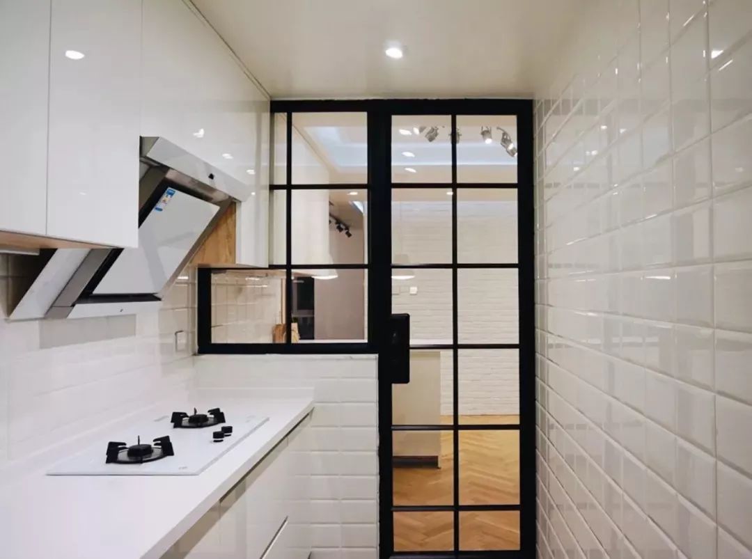 白墙有黑霉点怎么去除,白墙打洞上的污渍怎么去除