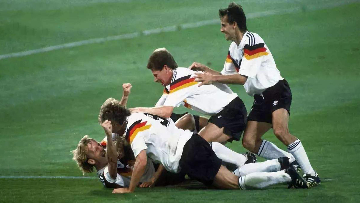 谁才是足坛历史第一人,谁是足坛第一中锋