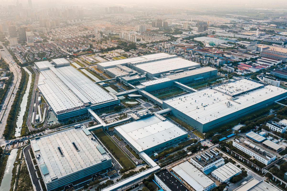 关停工厂、清退三产…合资王者衰落,上汽大众职工出路在哪?