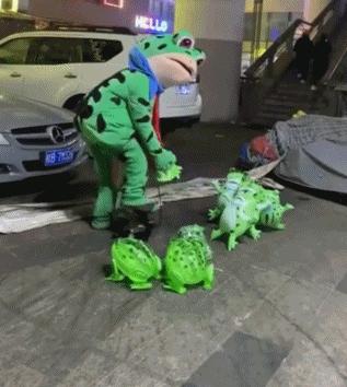 16岁卖青蛙,创业摆摊卖青蛙