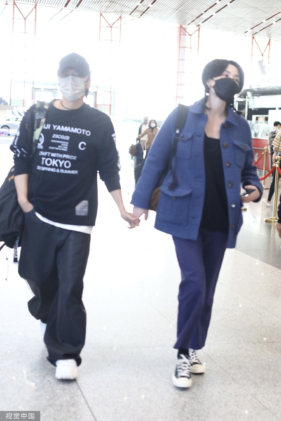 王菲谢霆锋挽手同回北京在撒狗粮,谢霆锋王菲机场照