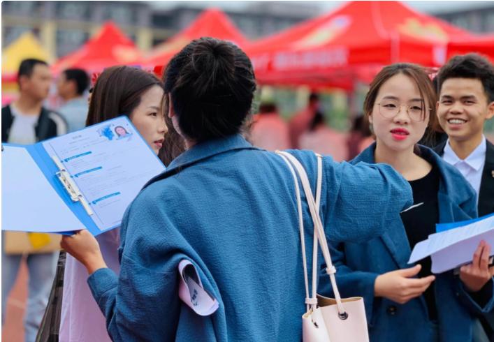 “女子泳装照简历”走红，复旦大学迅速辟谣，多方回应再起波澜