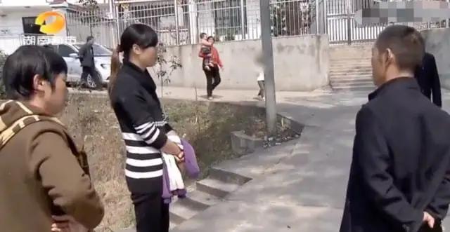 29岁姑娘抛夫弃子，执意嫁当姥爷的50岁大爷，男子：她能帮我赚钱