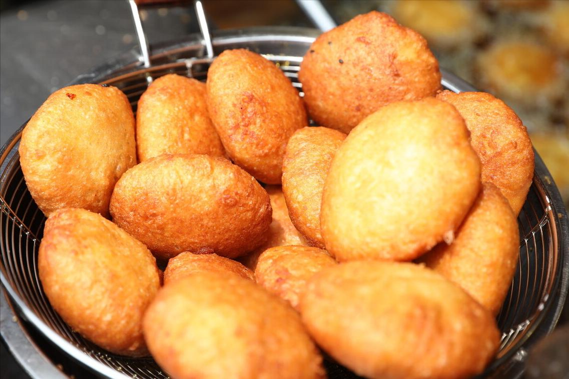 炸糖糕怎么炸又酥又脆不跑糖,炸糖糕做到这几步酥脆可口不流糖