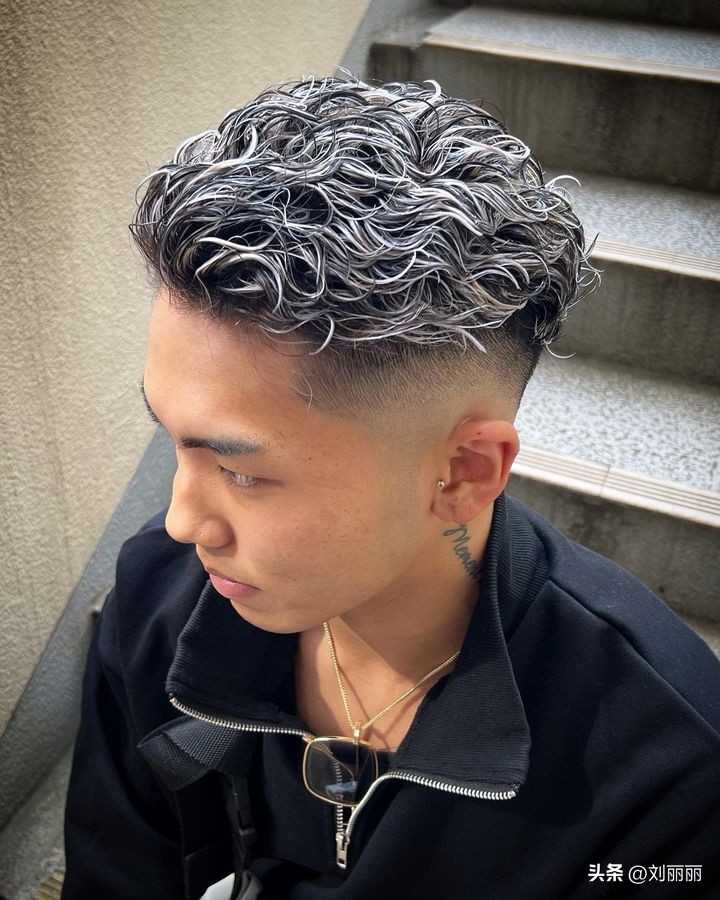 发型2018流行男士发型板寸头,炎热的夏季寸头