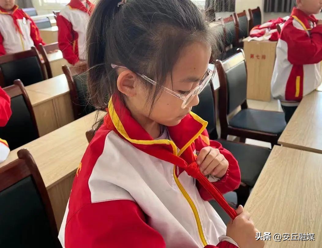 五一劳动节劳动最光荣小学一年级,小学五一劳动节社区劳动实践