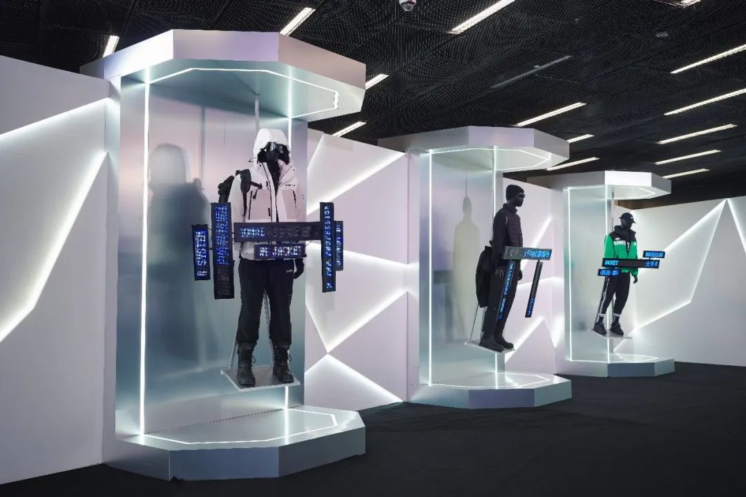 在这场羽绒服大秀上，我们见识了太平鸟男装的「科技」与「狠货」