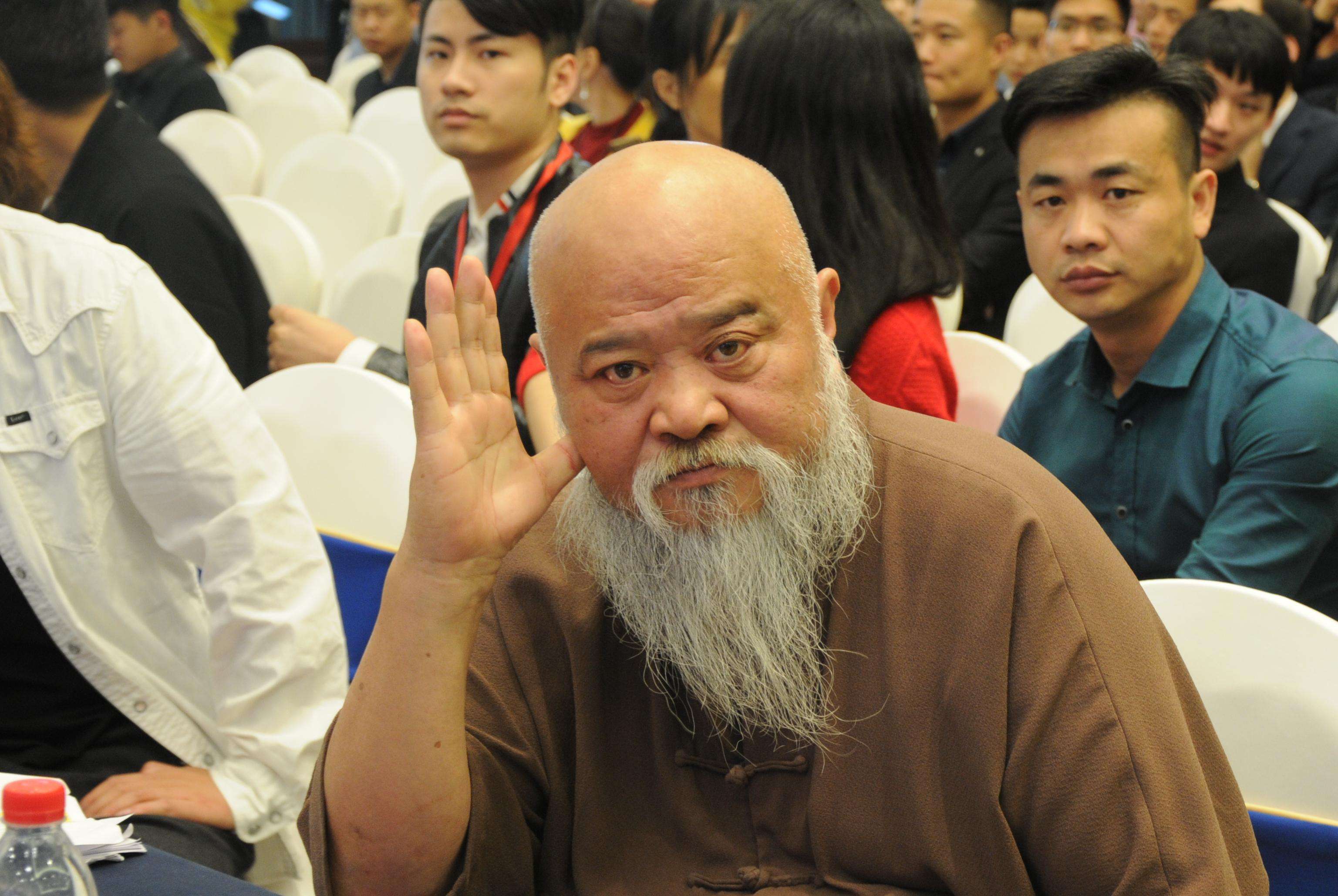 68岁李琦家门口摆摊卖烧烤，生活拮据大方捞金，一串50元引争议