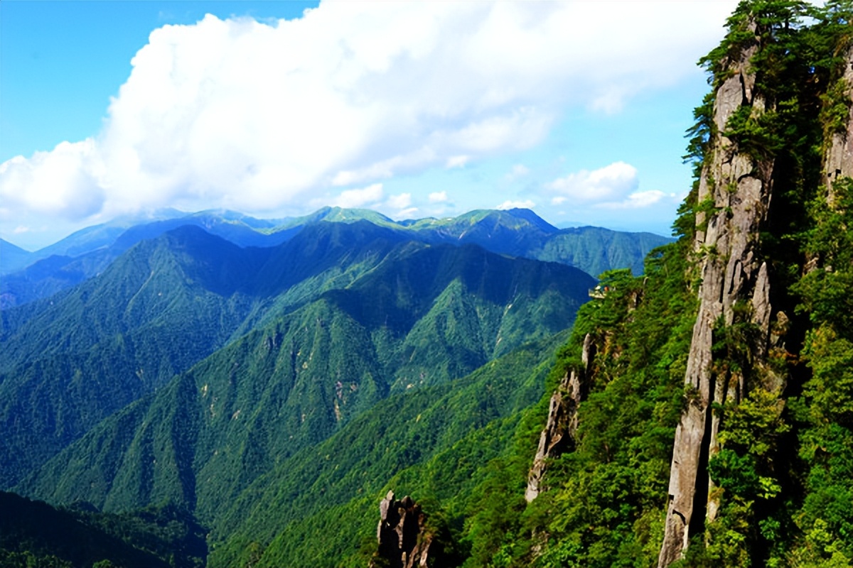 羊狮慕与张家界哪个好,江西明月山和羊狮慕哪个更值得去