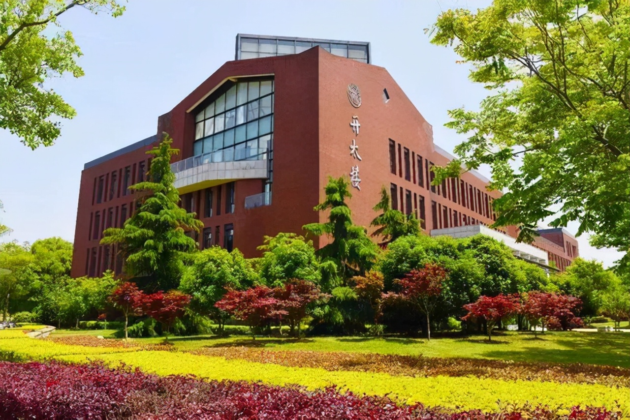 这所大学“很烧钱”,学费达17万!所在地是“全国百强县”第一