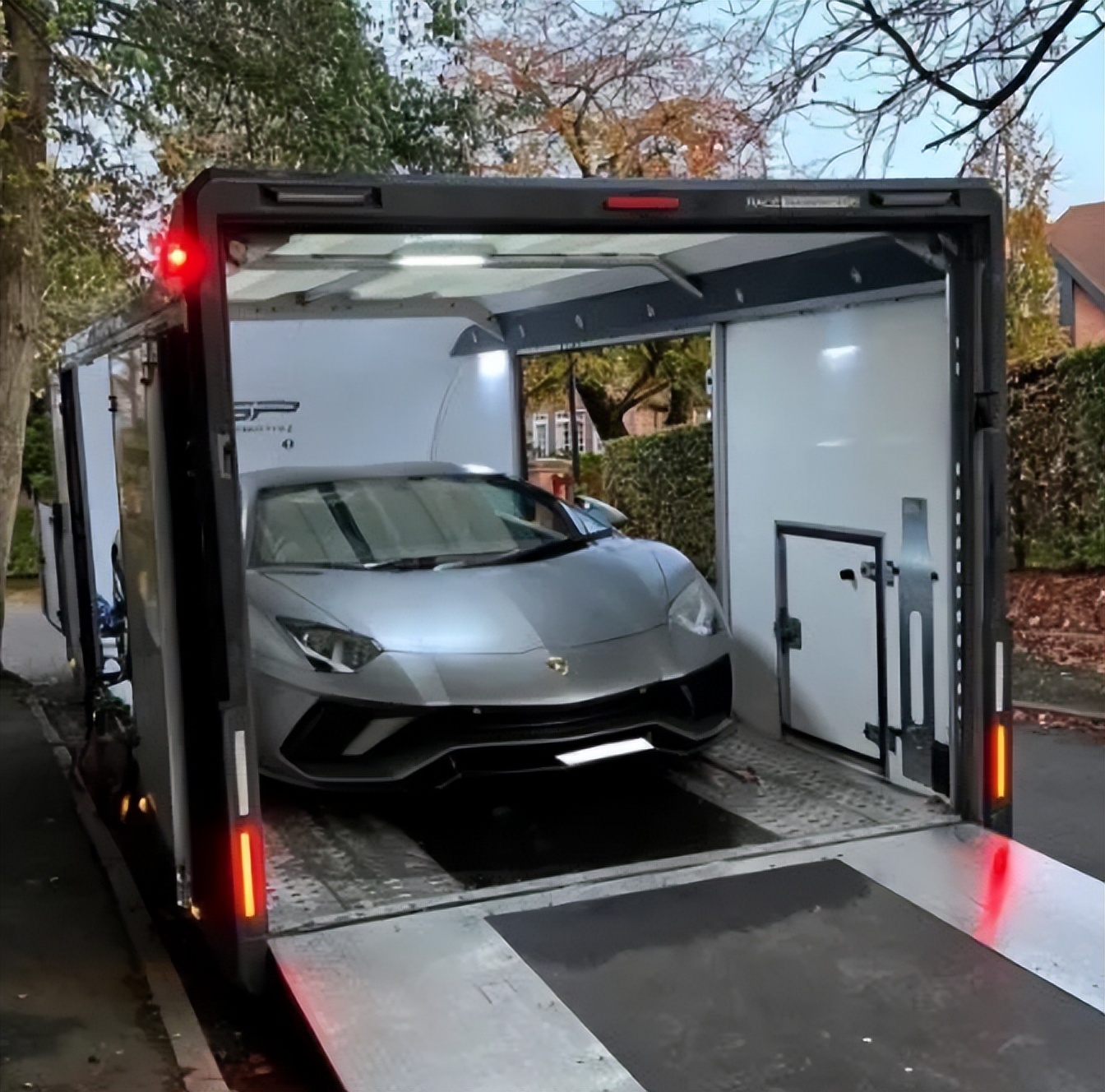 不差钱!转圈哥花33万英镑买*博兰**基尼,庆祝入选巴西队世界杯阵容