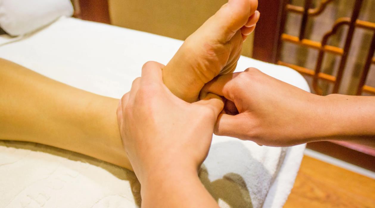 人的寿命长短看脚,寿命长不长看面相就知道