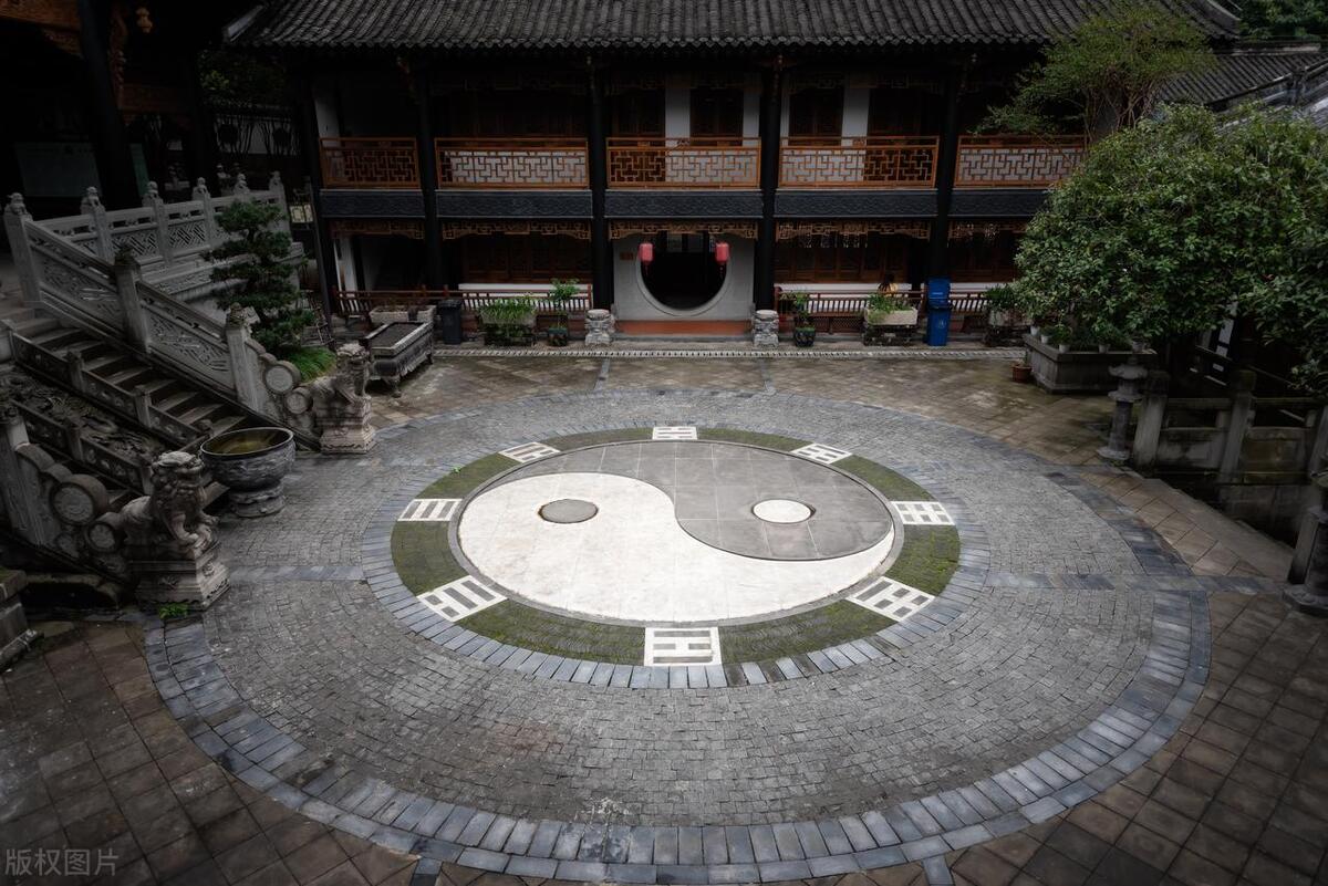 道家思想中人与自然和谐的思想,道家的根本智慧在于尊道贵德