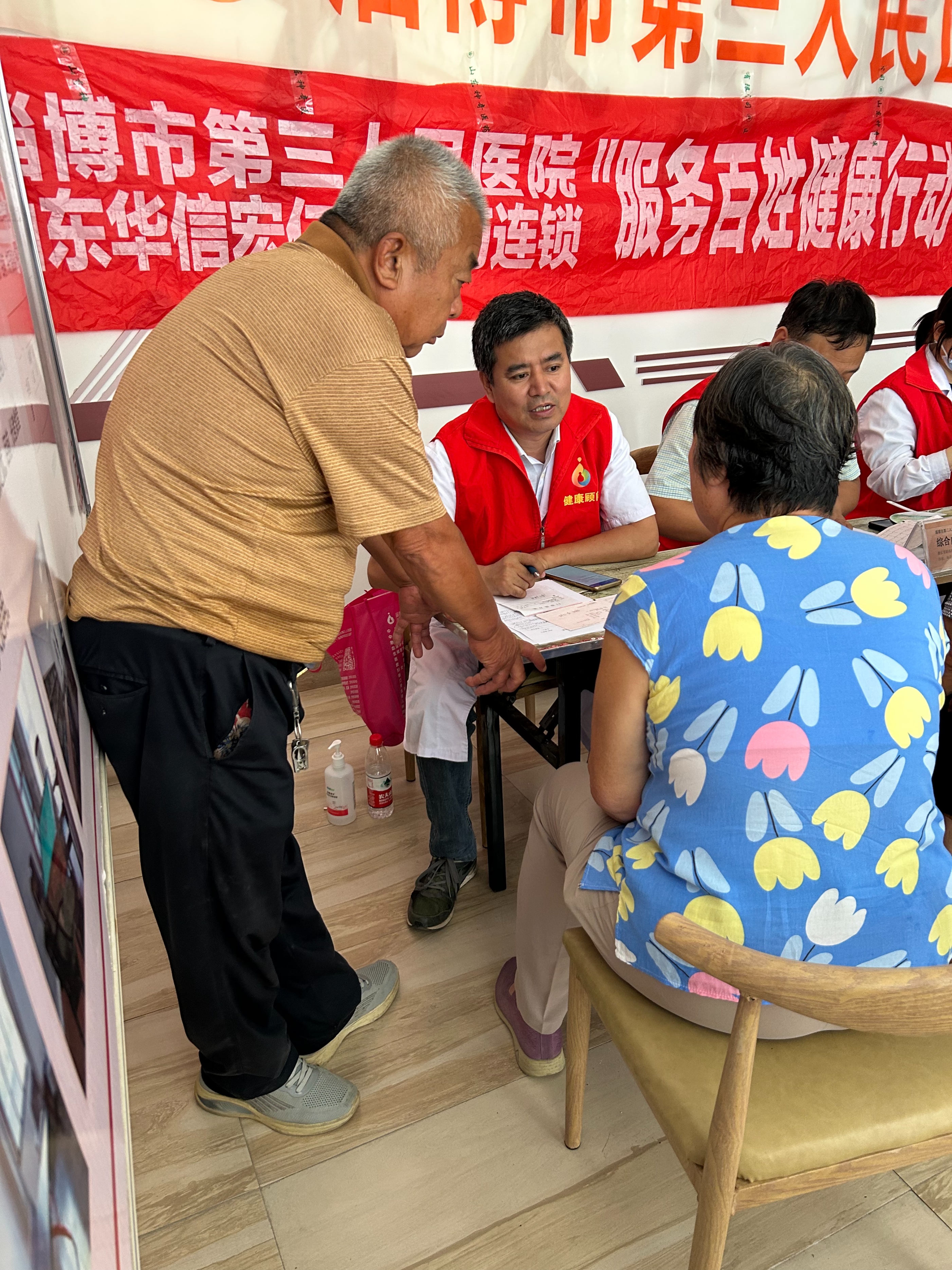 市三院联合宏仁堂“服务百姓健康行动”走进淄川龙泉镇龙二村义诊