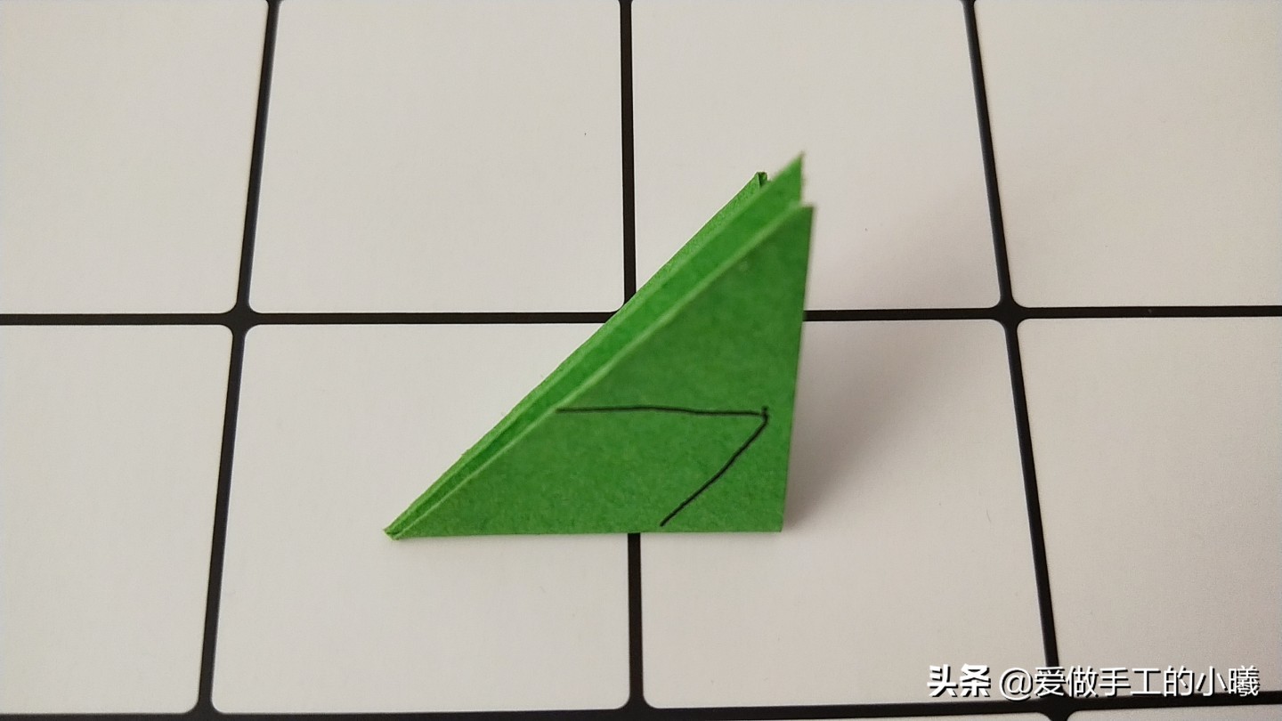 折纸小草最简单的折法,怎么用小星空纸折一个简单的手工