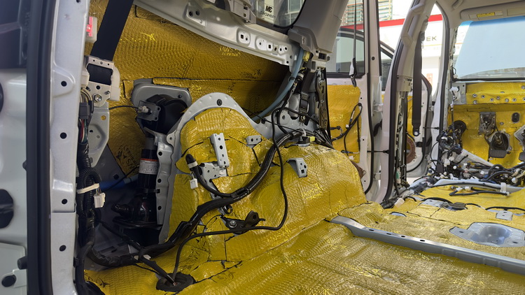 普拉多4000做全车隔音施工,云南普拉多隔音效果改装案例