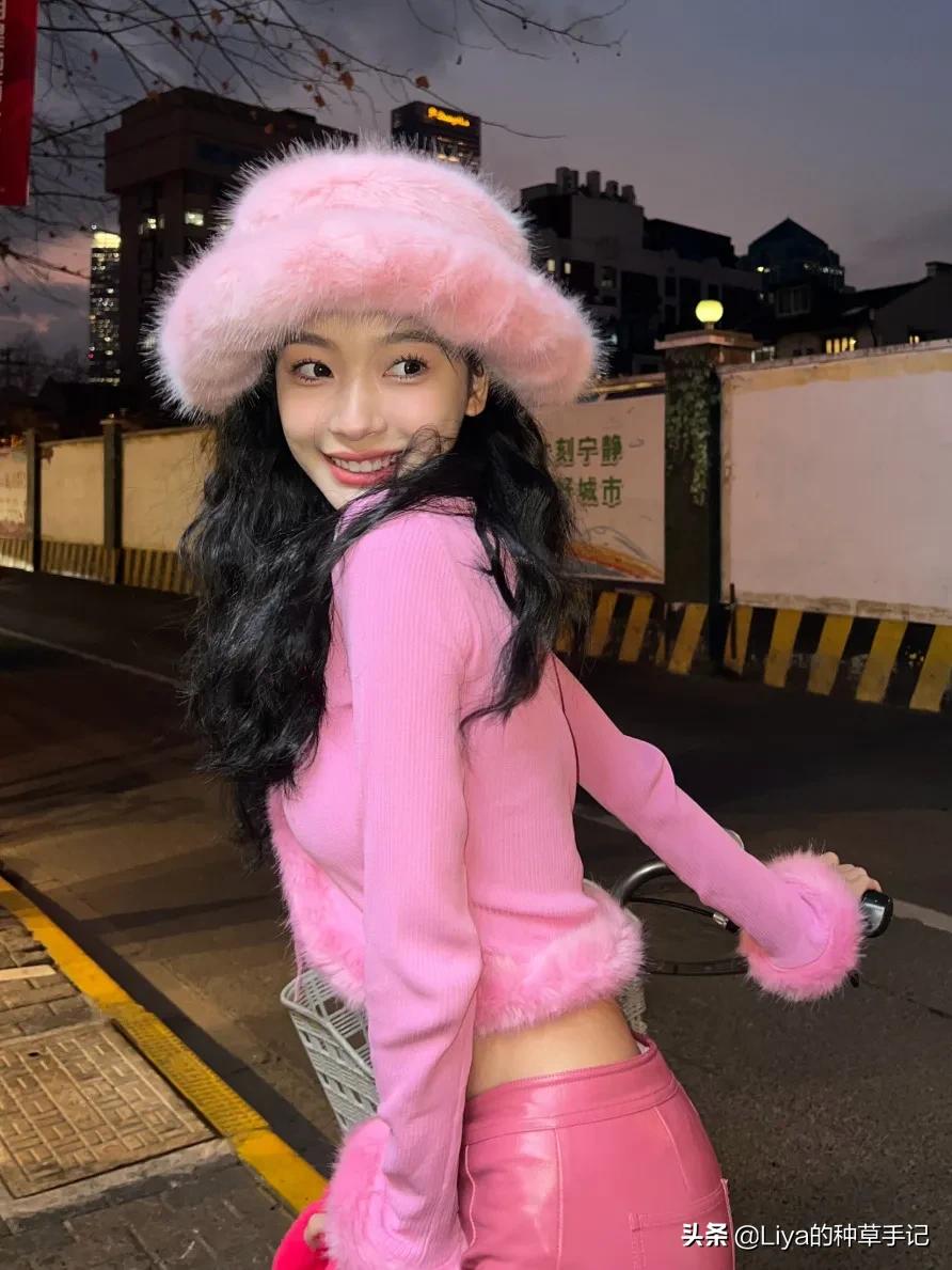 克莱因蓝和什么色搭配高级,35岁穿克莱因蓝好看吗