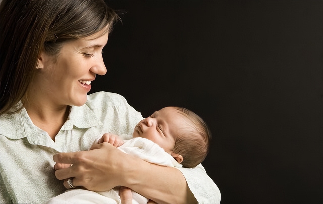 婴儿一抱就睡一放就醒,婴儿抱着睡放下就醒折腾一晚