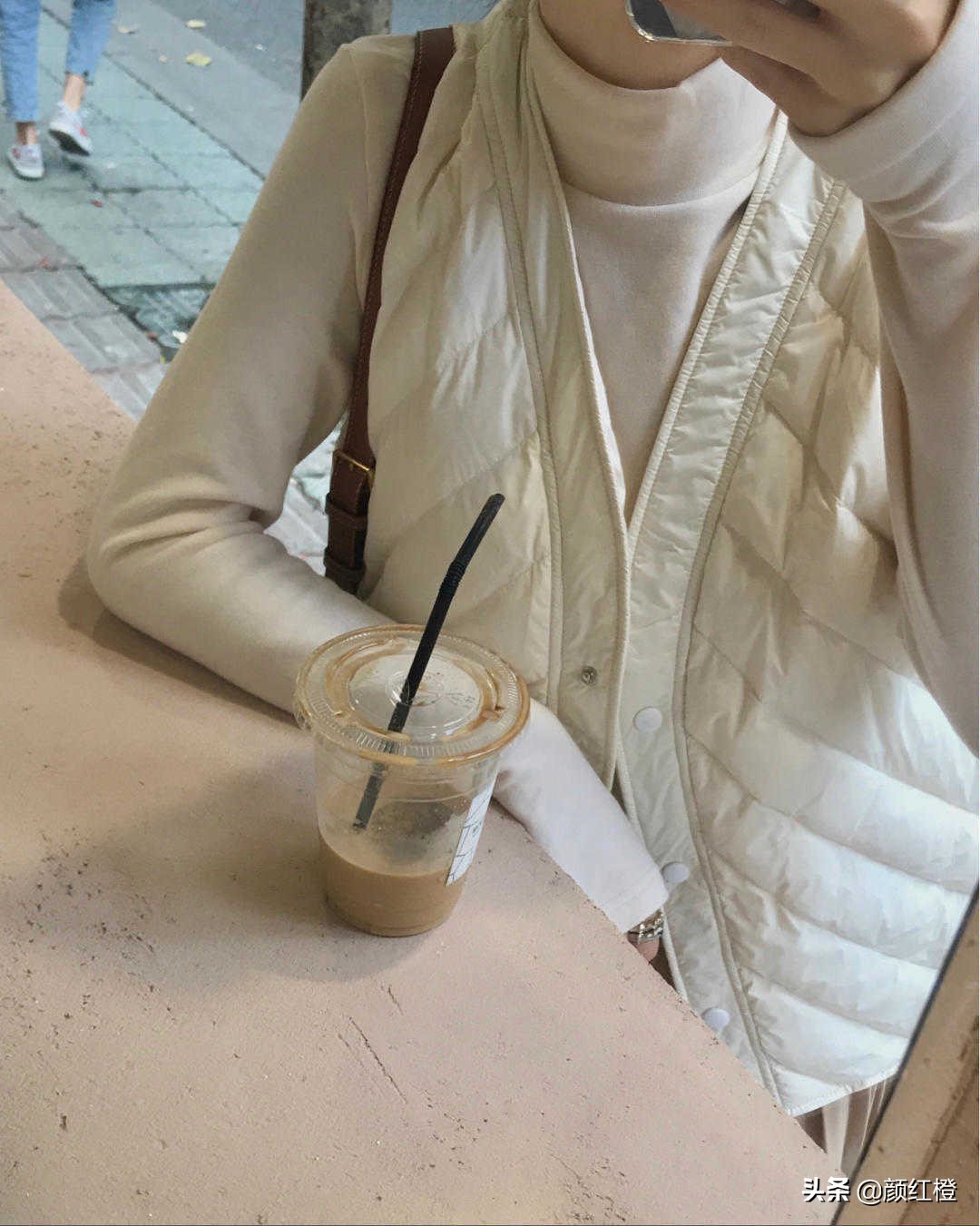 羽绒马甲什么时候穿怎么搭配好看,今冬最火大衣穿法太时髦高级了