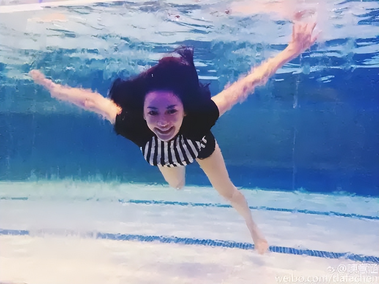 陈意涵活得潇洒自由的元气少女,陈意涵笑着跑的视频