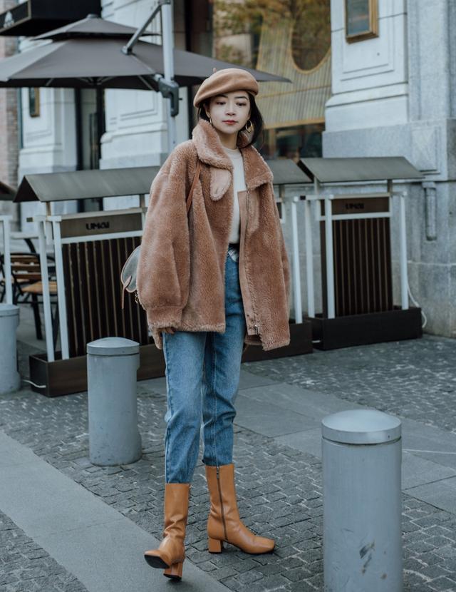 穿牛仔裤该怎么样搭配鞋,冬季不露腿日常牛仔裤穿搭推荐