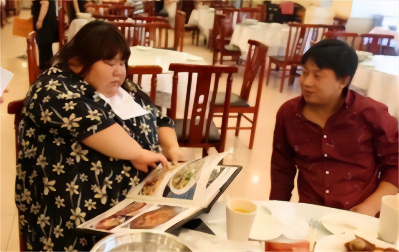 结婚3年校花被丈夫喂胖到332斤,当年校花被丈夫养胖三百多斤