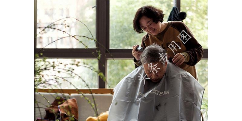 56岁阿姨：我爸和继母恩爱50年，继母去世，我才知道一切都是假象