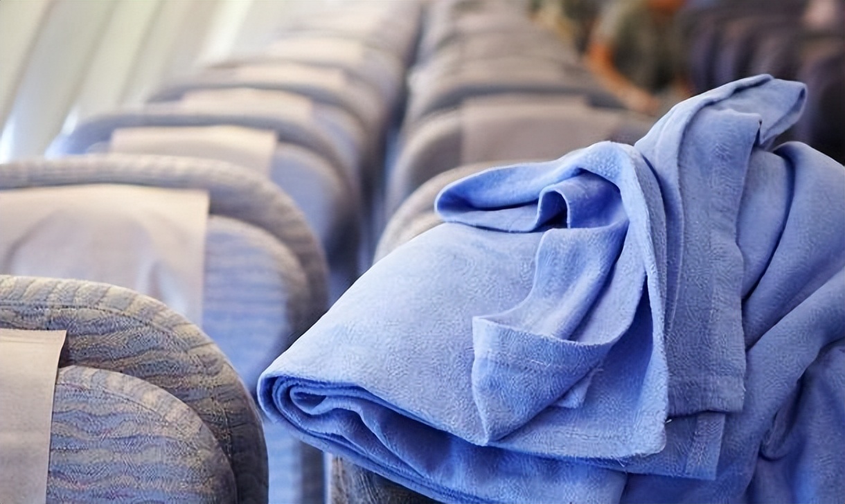 飞机上会提供哪些免费的东西,飞机上哪些东西是免费吃的