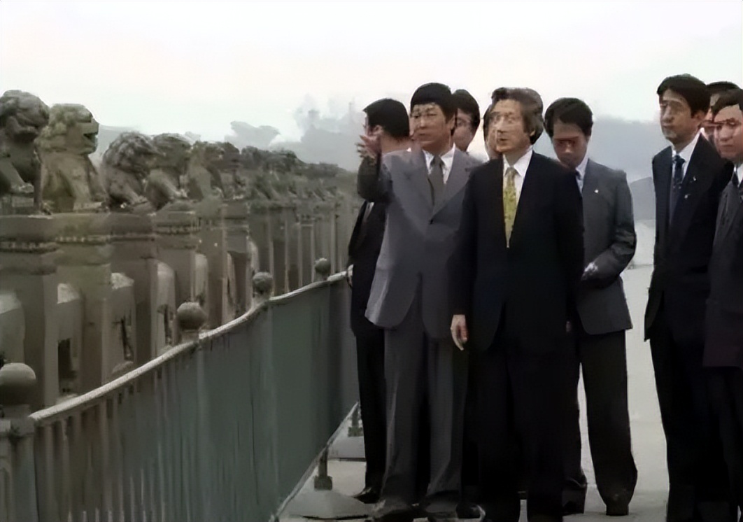 小泉纯一郎参观抗日战争纪念馆,小泉纯一郎2001年访华