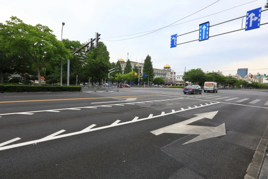 有标志标线的路口如何通行,注意道路交通标志和标线有大变化